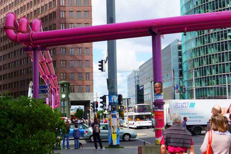 El misterio de las tuberías rosas por la calles de Berlín - Zucca 